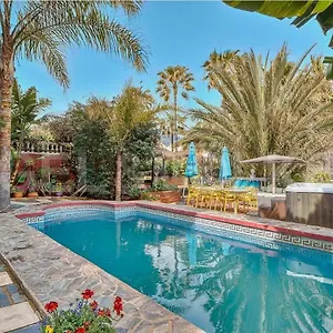 Majestic By The Heated Private Pool & Jacuzzi Villa